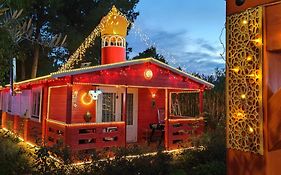 Refugio madera estilo árabe con estatuas, estanques y un pequeño zoo